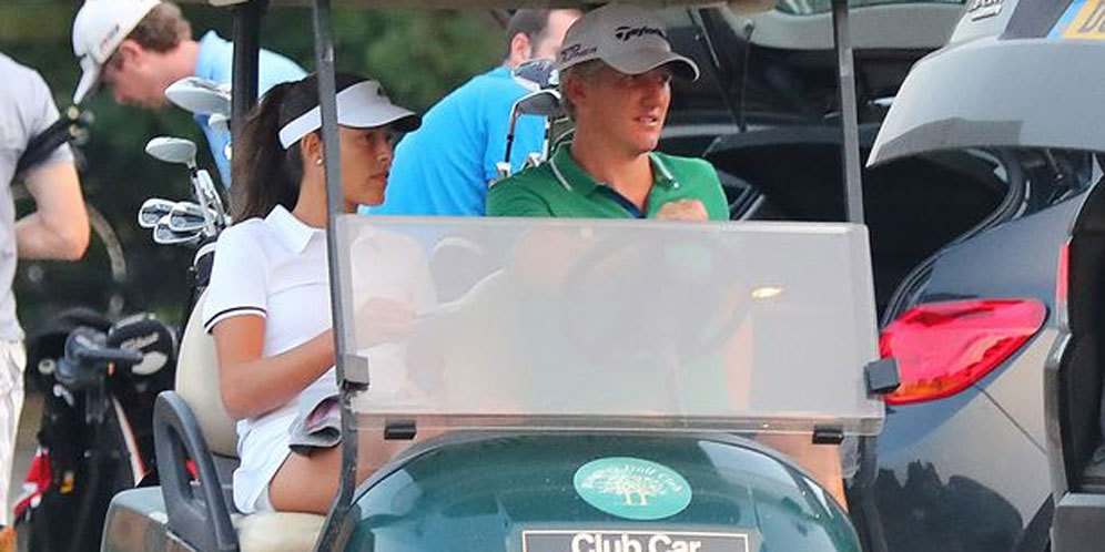 Dicampakkan Mou, Schweinsteiger Main Golf Bareng Istri Cantik