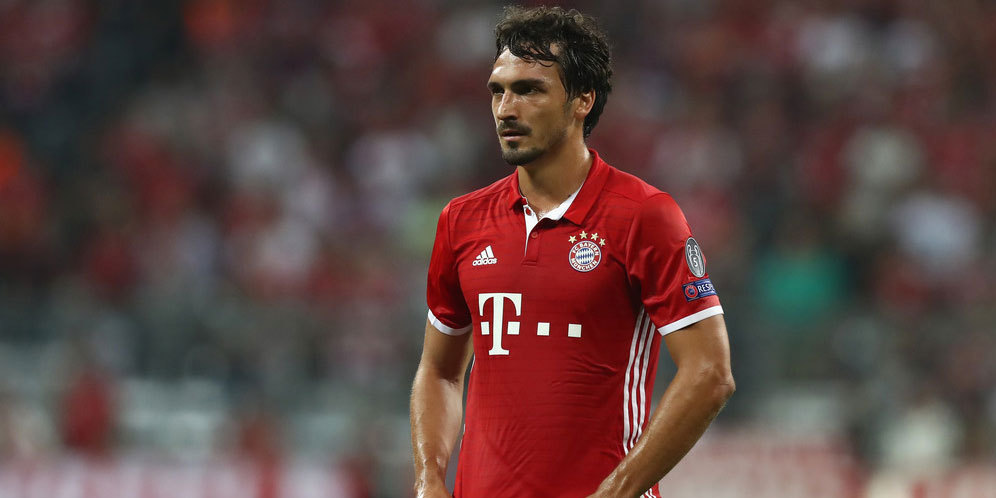 Hummels Tumpahkan Kopi di Jas Mahalnya, Muller Tertawa Jahat