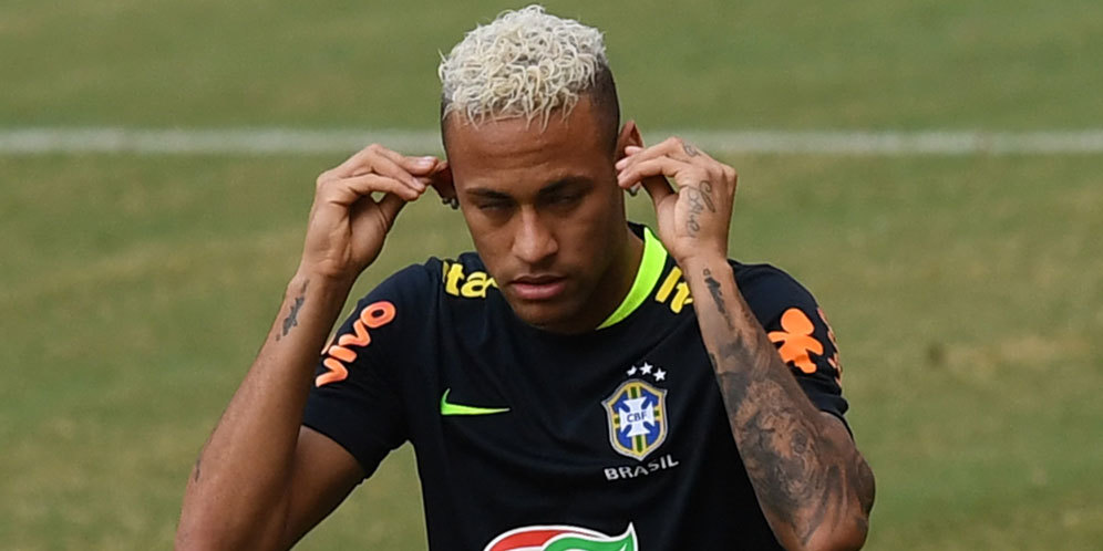 Neymar KO Dikeroyok Penggemarnya di Tengah Lapangan