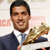 Luis Suarez Terima Penghargaan Golden Shoe 2015/16