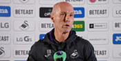 Swansea Ingin Pertahankan Catatan Apik di Emirates Swansea Ingin Pertahankan Catatan Apik di Emirates