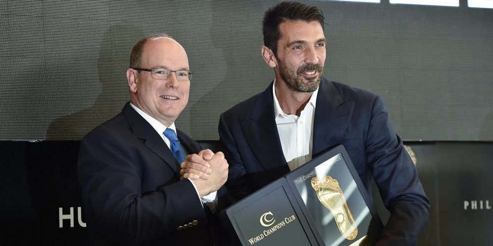 Galeri Foto: Buffon Terima Golden Foot Award 2016