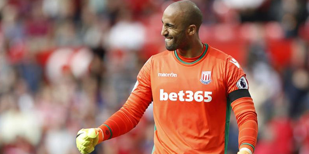 Kiper Stoke Dapat Pujian Besar Usai Tampil Super Lawan MU