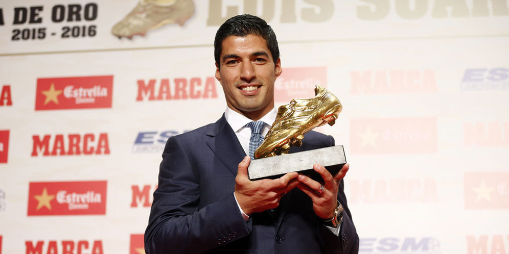 Luis Suarez Terima Penghargaan Golden Shoe 2015/16