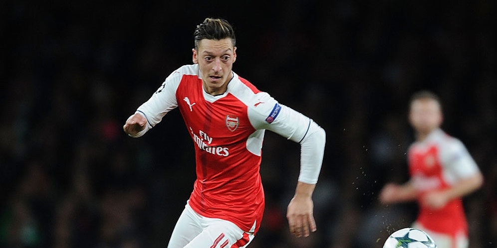 Tersanjungnya Ozil Dibandingan Dengan Bergkamp