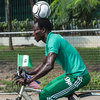 Pesepakbola Nigeria Bersepeda 100 km dengan Bola di Kepala Pesepakbola Nigeria Bersepeda 100 km dengan Bola di Kepala
