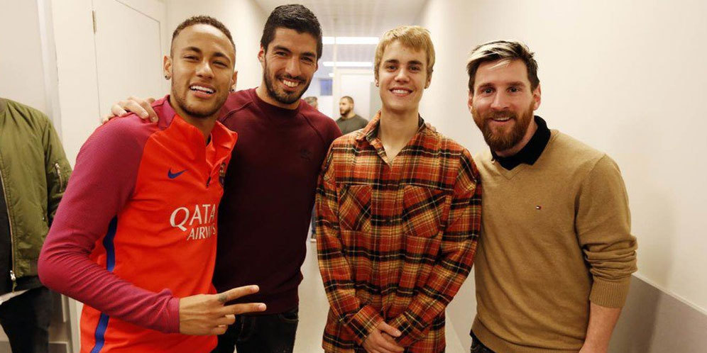 Aksi Shooting Memikat Justin Bieber di Markas Barcelona