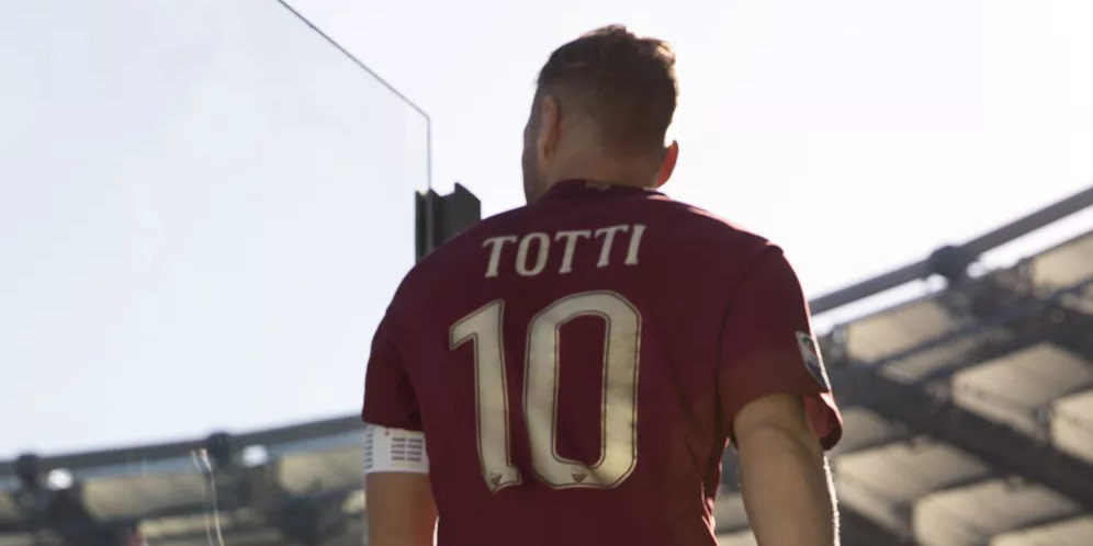 Totti Terima Penghargaan Dari Presiden UEFA