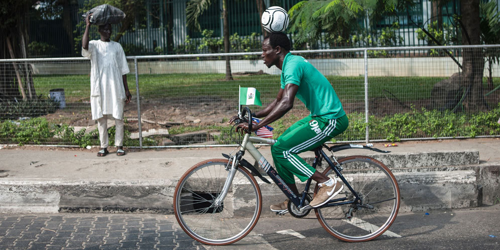 Pesepakbola Nigeria Bersepeda 100 km dengan Bola di Kepala