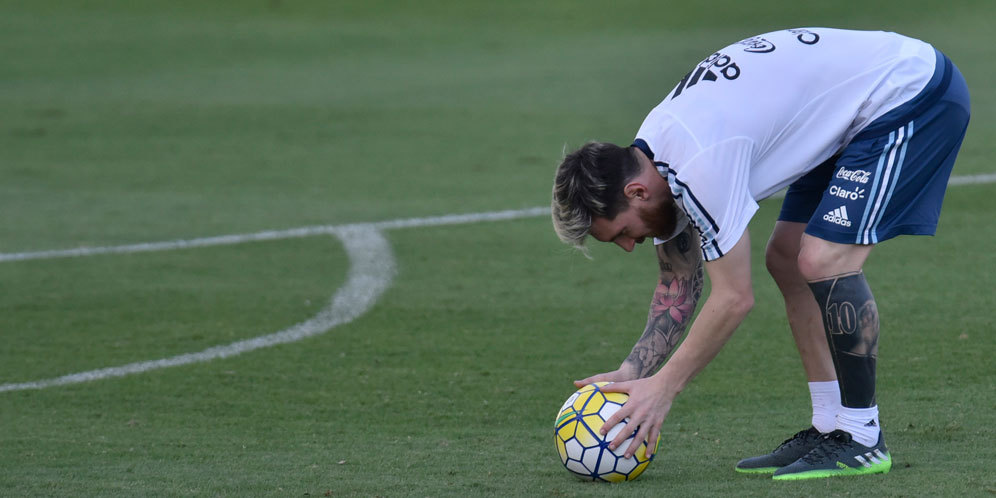 Tato Aneh Bikin Seluruh Lutut Kiri Messi Kini Jadi Hitam