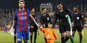 Kocak, Si Bocah Jersey Kresek Tak Mau Tinggalkan Messi