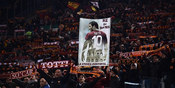 Roma Tak Perlakukan Totti Dengan Layak Roma Tak Perlakukan Totti Dengan Layak
