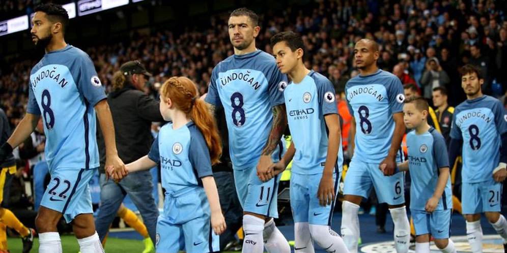 Bersimpati, Para Pemain Man City Pakai Jersey Gundogan