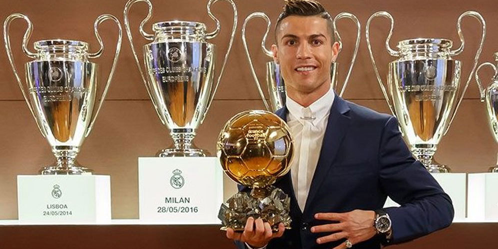 Pakai Belahan Dada, Irina Lukis Ronaldo Rayakan Ballon d'Or