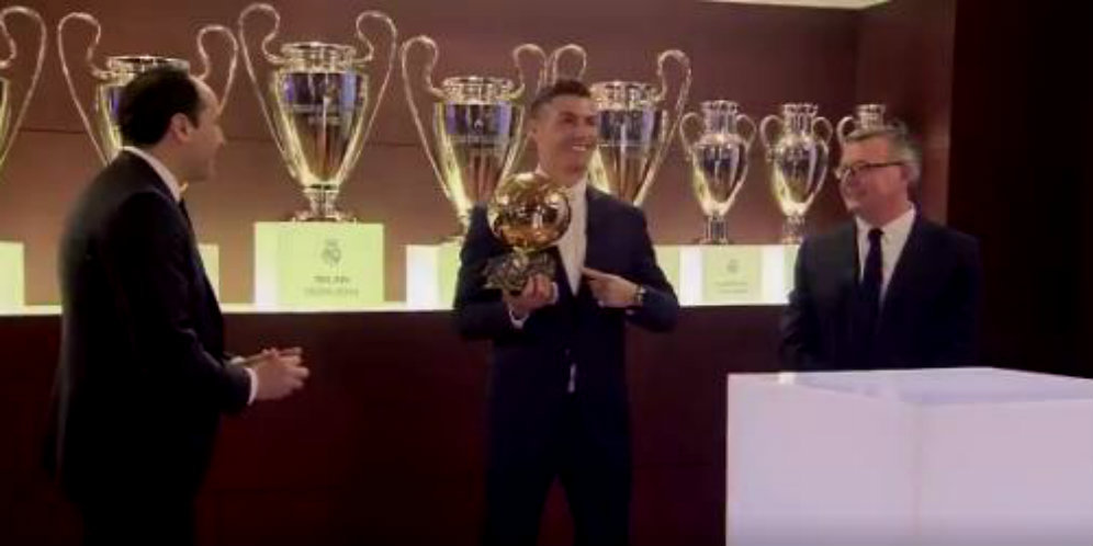 Video: Prosesi Sederhana Penyerahan Trofi Ballon d'Or 2016 Pada Ronaldo