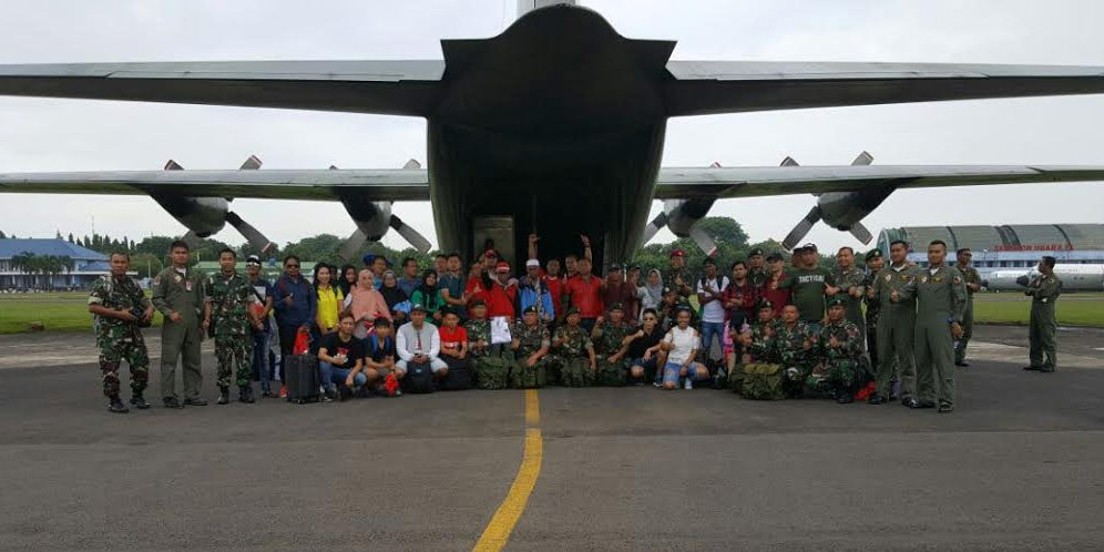 Keluarga Pemain Timnas Berangkat ke Thailand Naik Hercules Keluarga Pemain Timnas Berangkat ke Thailand Naik Hercules