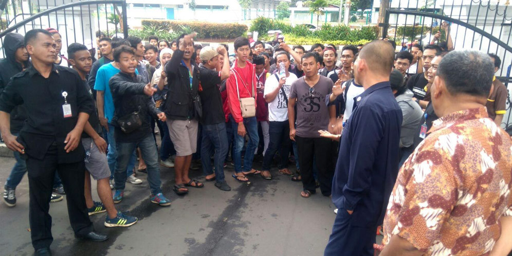 Tak Dapat Tiket, Ratusan Suporter Datangi Kantor Kemenpora