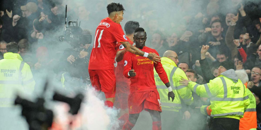 Klopp Tak Suka Aksi Fans Yang Lempar Flare ke Lapangan