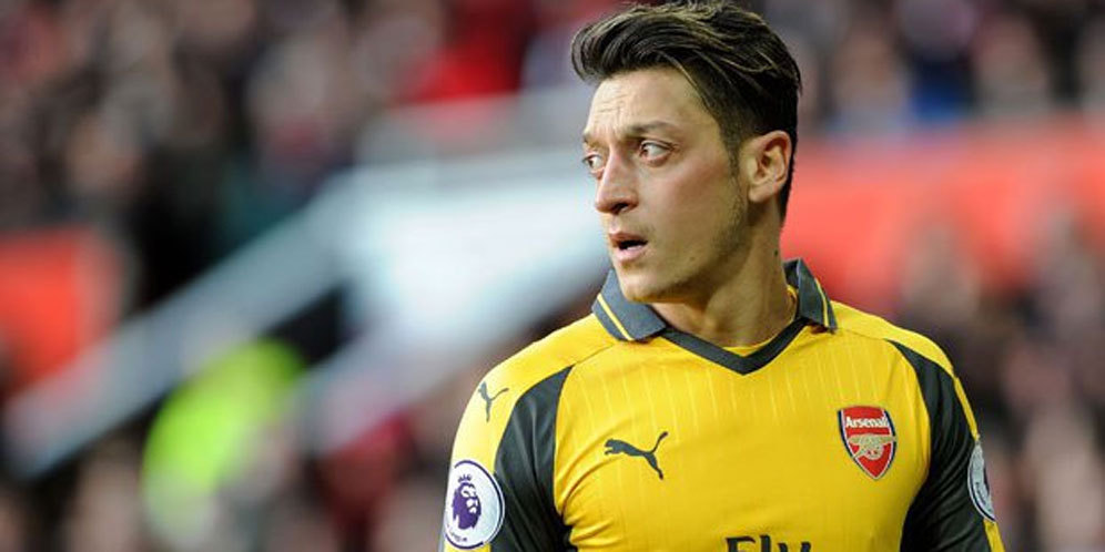 Ozil Bermain dengan Kondisi Punggung Cedera di Arsenal