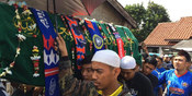 Aremania Melepas AK ke Tempat Peristirahatan Terakhir Aremania Melepas AK ke Tempat Peristirahatan Terakhir
