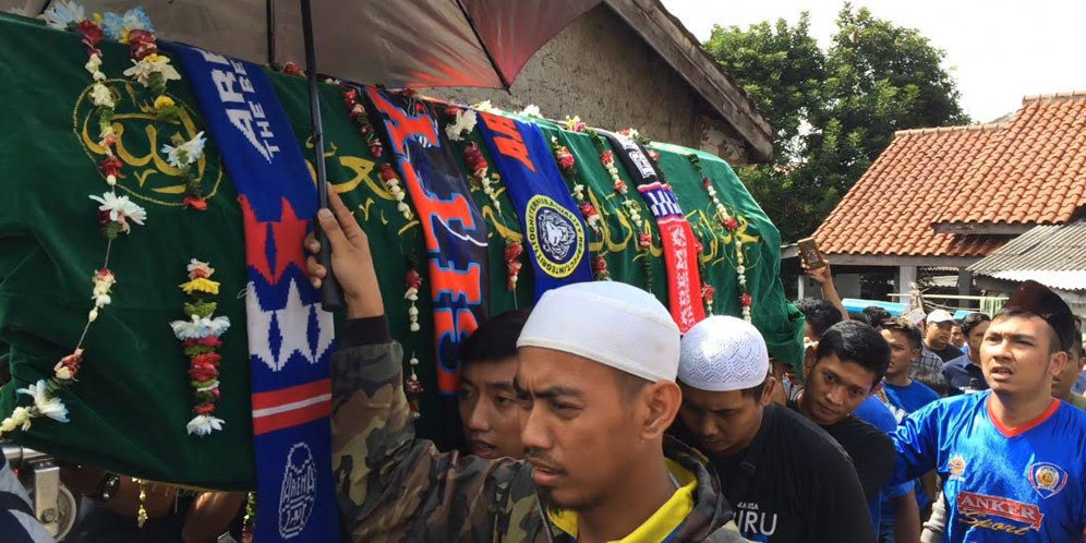 Aremania Melepas AK ke Tempat Peristirahatan Terakhir