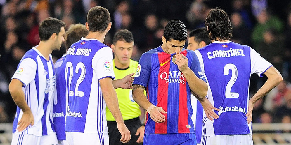 Awas Barcelona, Sociedad Sedang Panas