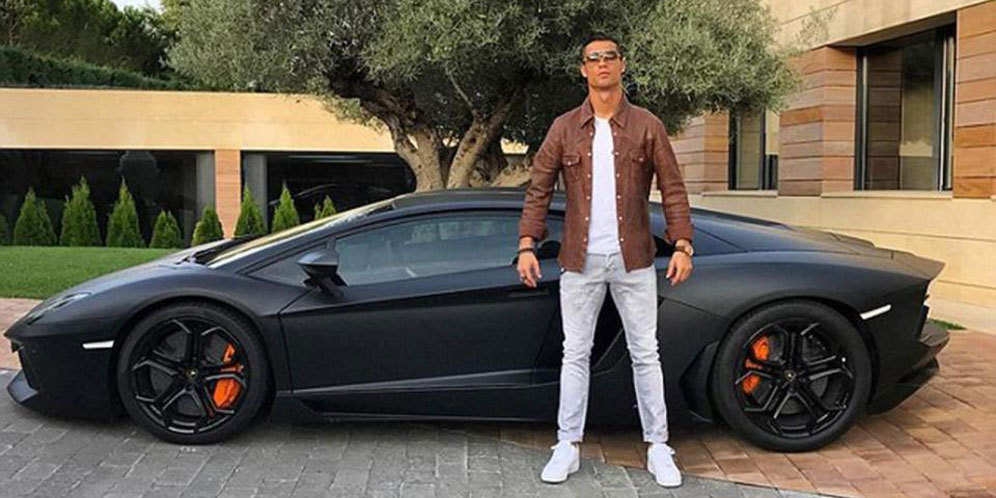 Tangan Sakit, Ronaldo Telantarkan Mobil Mewahnya di Jalan