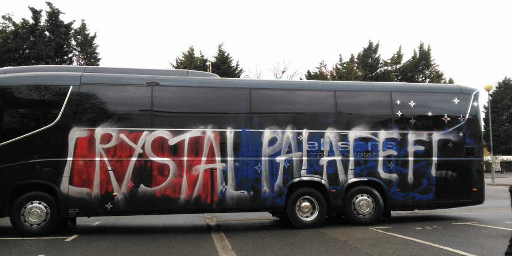 Aksi Vandalisme Salah Sasaran Fans Palace Pada Bus Timnya Sendiri