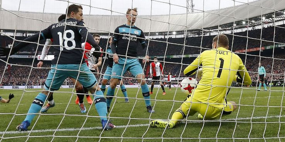 Kiper PSV Cetak Gol Bunuh Diri Terbodoh di Laga vs Feyenoord