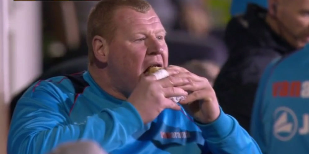 Hadapi Arsenal, Kiper Sutton ke Bar Saat Jeda Lalu Makan di Bench