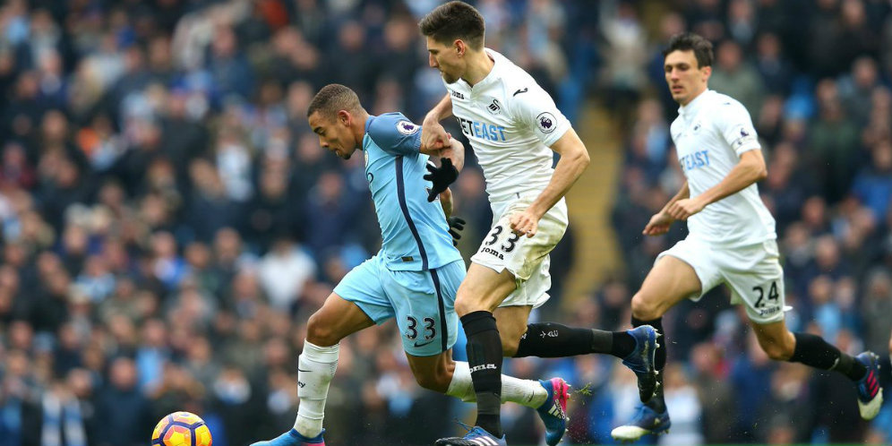 Gabriel Jesus dibayang-bayangi oleh Federico Fernandez.