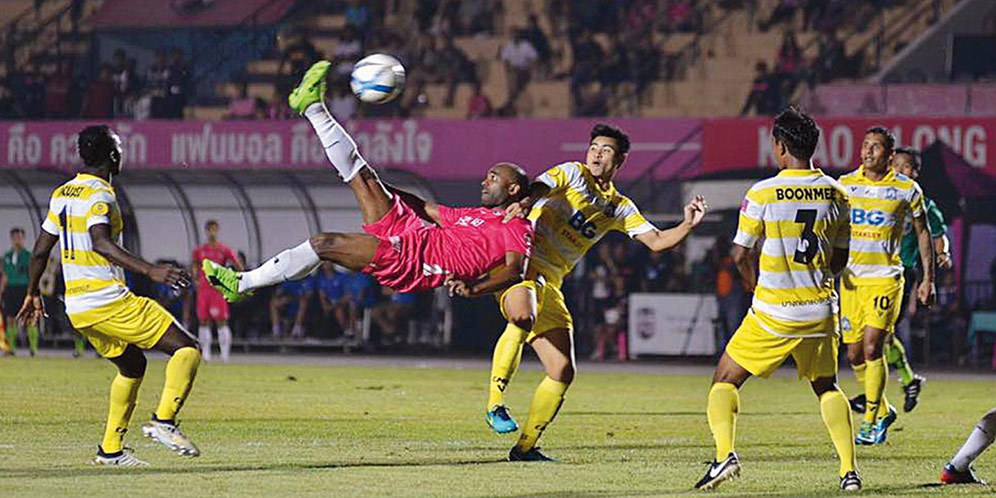 Eks Bomber Liverpool Cetak Gol Salto Gila di Thailand