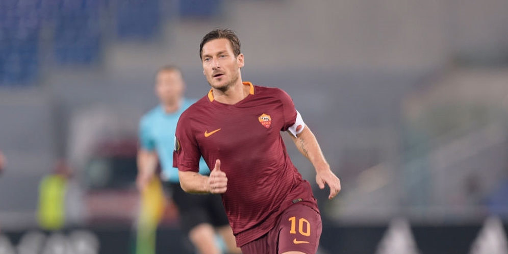 Zeman Tak Yakin Totti Pensiun Akhir Musim Ini