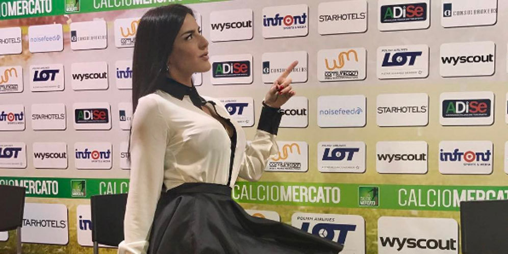 Bicara Cristiano Ronaldo, Celana Dalam Presenter Seksi Ini Kelihatan!