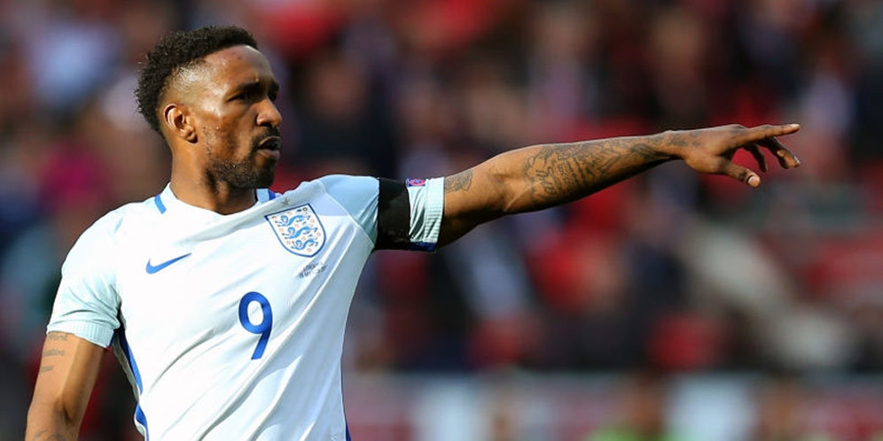 Pelatih Inggris Lempar Pujian Kepada Defoe