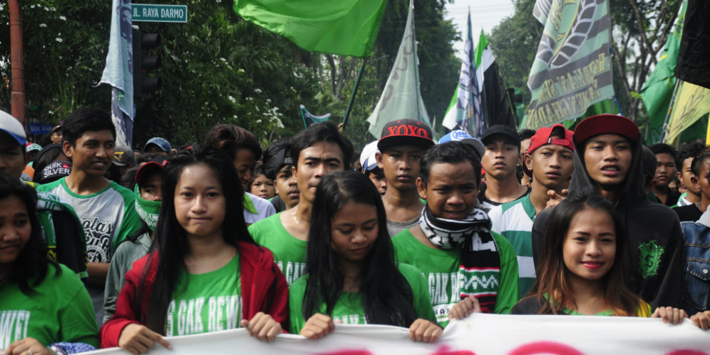 Ratusan Bonek Naik Kapal ke Kalimantan Demi Dukung Persebaya