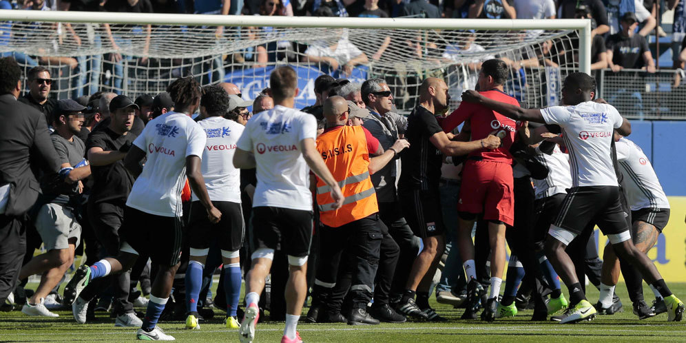 Pemain Diserang Suporter, Laga Bastia vs Lyon Dihentikan