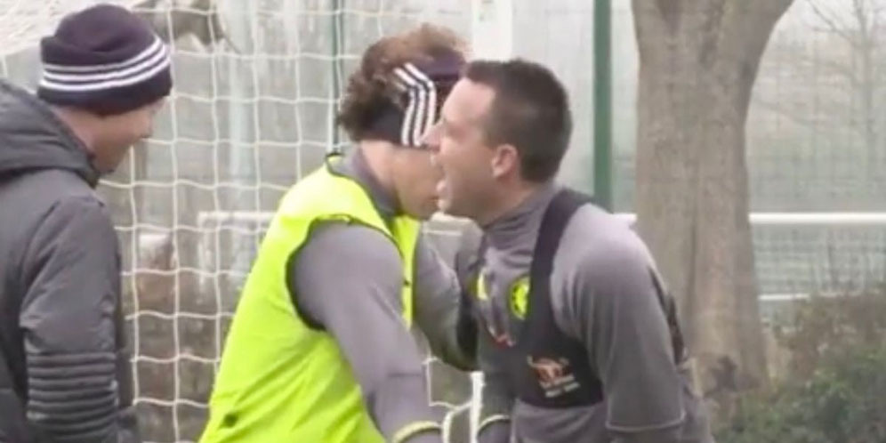 Ouch! David Luiz Pukul Bagian Vital John Terry Saat Latihan