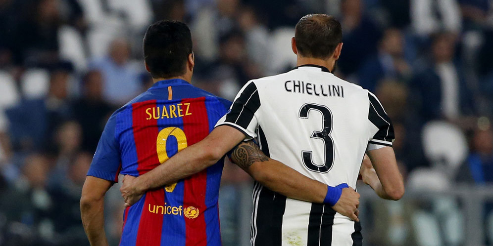 Berdamai, Suarez dan Chiellini Bertukar Kaus di Camp Nou