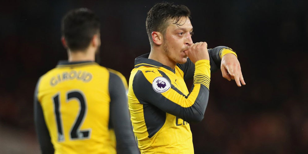 Baru Dirilis Kurang dari Sejam, T-Shirt dan Topi Ozil Ludes Terjual