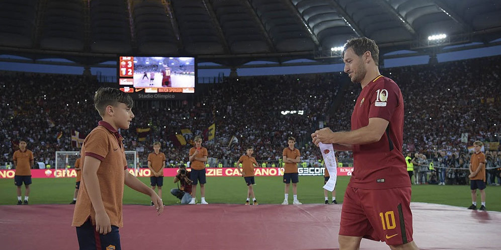 Saat Francesco Totti Melepas Ban Kaptennya