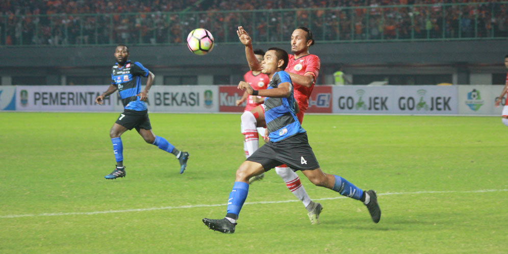 Asep Berlian berebut bola dengan Rohit Chand