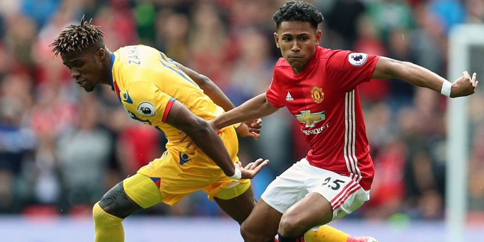 Demetri Mitchell Berduel Dengan Wilfried Zaha