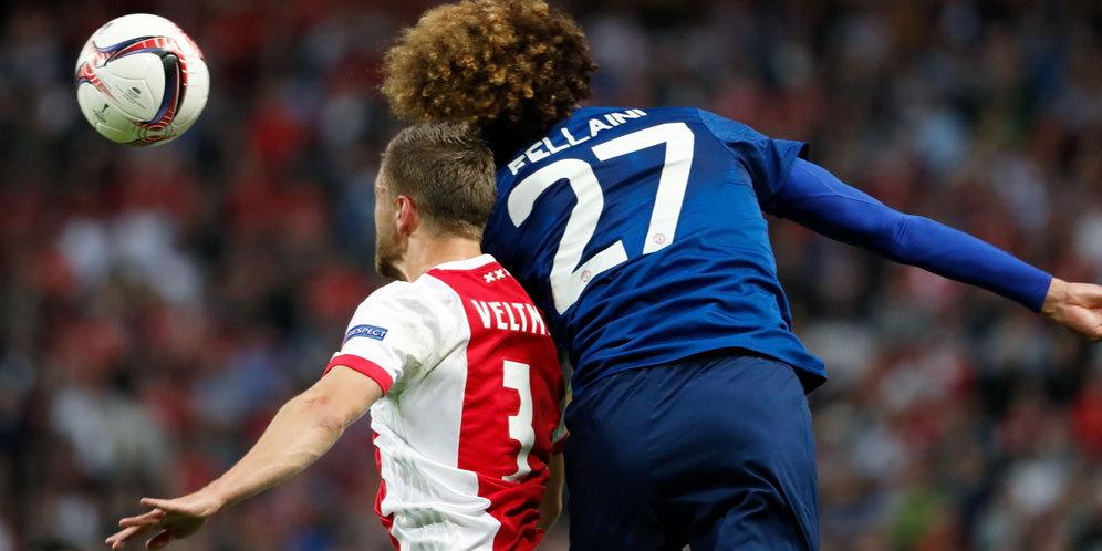 Fellaini Berduel Dengan Veltman