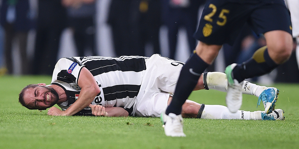 Video: Kamil Glik Injak Higuain, Laga Juve-Monaco Jadi Panas