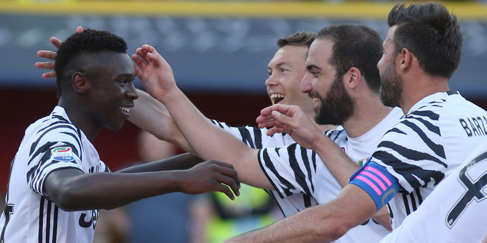 Moise Kean disambut rekannya di Juventus usai cetak gol.