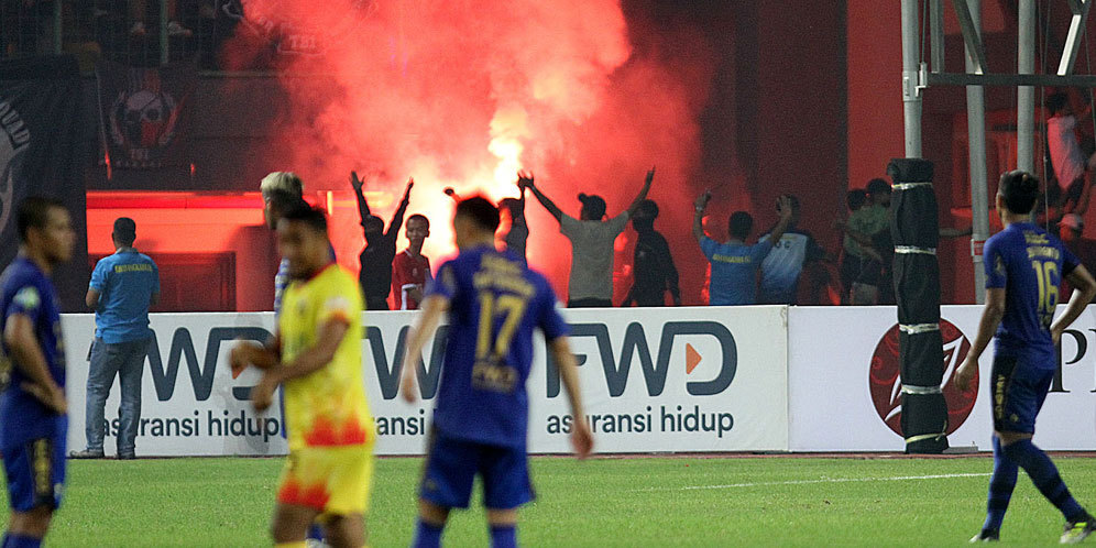 Duel Bhayangkara FC vs Persib Diwarnai Kericuhan