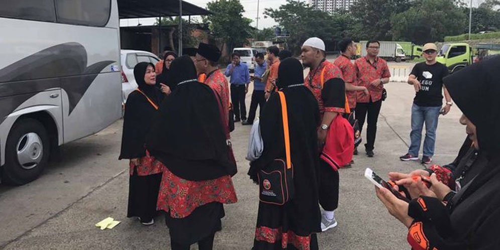 Pakai Baju Oranye, Rombongan Umrah Wali Kota Bogor Jadi Korban Lemparan Batu