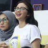 Ariel Tatum Ketagihan Nonton di Stadion Ariel Tatum Ketagihan Nonton di Stadion