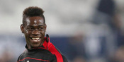 Balotelli Ledek Suporter Manchester City dan Liverpool Balotelli Ledek Suporter Manchester City dan Liverpool